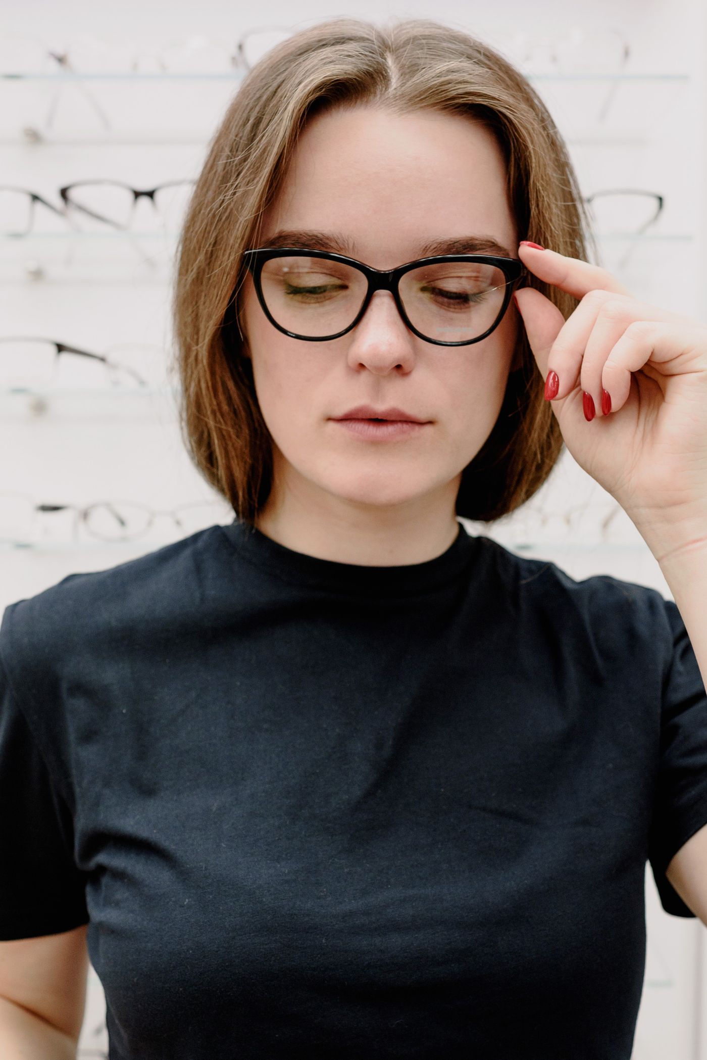 Klant past een montuur in de Petros opticien in Den Haag